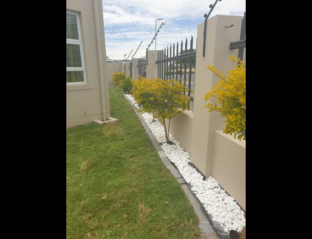 2 bed property to rent in BURGUNDY ESTATE